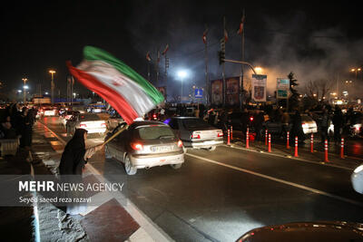 نورافشانی آسمان ارومیه در شب جشن انقلاب