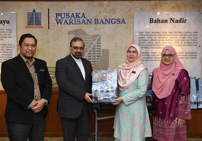 اهدای 450 جلد کتاب به کتابخانه ملی مالزی - تسنیم