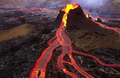 فیلم| تصاویری از ایسلند؛ گدازه‌های آتشفشانی جاده‌ها را می‌بلعند
