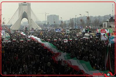 جمعیت در حال حرکت به سمت میدان آزادی پیش از شروع مراسم ۲۲ بهمن