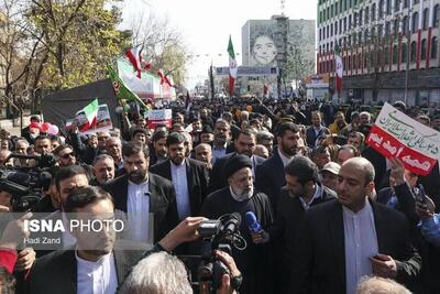 عکس/ رئیسی در محاصره انبوده بادیگارد‌ها در راهپیمایی ۲۲ بهمن | اقتصاد24