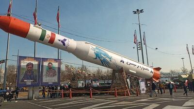 نمایش موشک‌های بالستیک خرمشهر در حاشیه راهپیمایی 22 بهمن+تصاویر