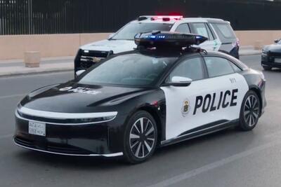 ببینید / مجهز شدن پلیس عربستان به خودروهای لوکس پهپاد دار