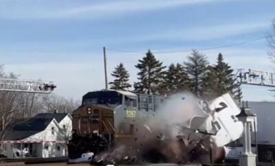 ببینید / نجات معجزه آسای راننده یک کامیون پس از برخورد با قطار سریع‌السیر
