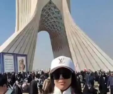 ببینید | ویدئویی عجیب از حجاب متفاوت یک خانم در راهپیمایی ۲۲ بهمن