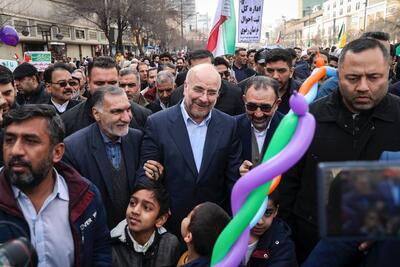 تصاویر: حضور قالیباف در جمع عظیم راهپیمایان سالروز پیروزی انقلاب اسلامی، در مشهد مقدس
