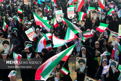 رژه قایقی مرزنشینان در خلیج گرگان‌ به مناسبت 22 بهمن