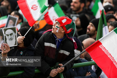 اهتزاز پرچم فلسطین توسط چتربازان در راهپیمایی یوم الله ۲۲بهمن