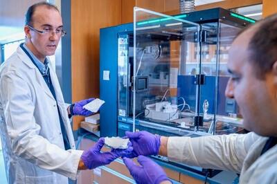 دانشمند ایرانی پانسمان نابودگر باکتری ساخت + عکس