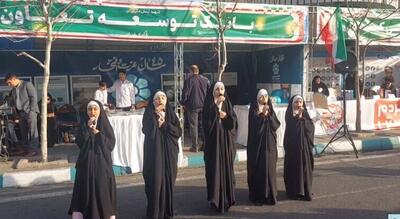 اجرای سرود گروهی از نوجوانان در حاشیه راهپیمایی ۲۲ بهمن