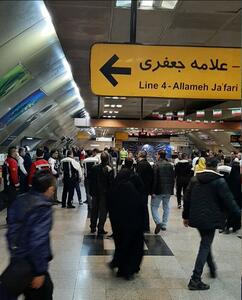 مردم تهران از طریق مترو در مسیر راهپیمایی ۲۲ بهمن