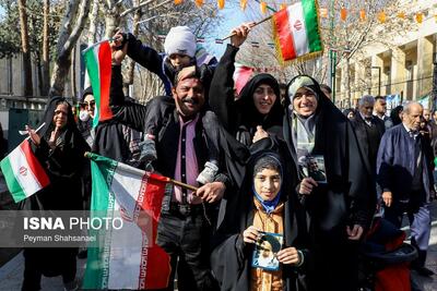حضور خانوادگی اصفهانی‌ها در جشن ملی ۲۲ بهمن