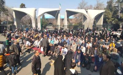 عکس/اقامه نماز راهپیمایان تهرانی مقابل دانشگاه تهران