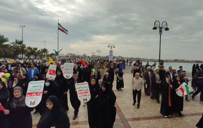 راهپیمایی بوشهری‌ها در کنار ساحل خلیج فارس