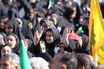 اجرای سرود «دختر ایرانم» در تجمع راهپیمایان گلستانی در غرب تهران