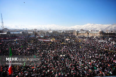 سیل جمعیت در میدان امام خمینی همدان در جشن ملی ۲۲ بهمن