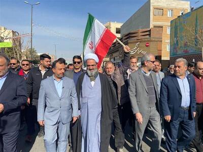 حضور وزیر اقتصاد در میان صفوف پر خروش مردم سمنان در راهپیمایی یوم‌الله ۲۲ بهمن