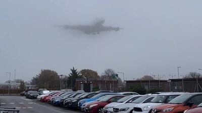تصویر زیبای بیرون آمدن هواپیما از مه را ببینید (فیلم)