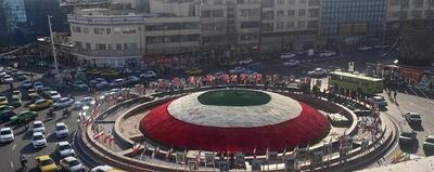 گل آرایی ۱۲۵۰ متری نقش سه رنگ پرچم جمهوری اسلامی ایران بر روی گنبد میدان انقلاب