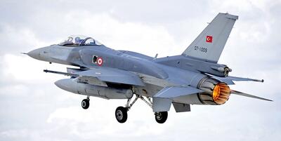 خبرگزاری فارس - گشت هوایی جنگنده‌های «اف-16» ترکیه هنگام ماموریت جت‌های روسیه