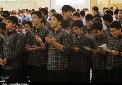 برگزاری جشن تکلیف 3 هزار نفری پسران در مسجد مقدس جمکران - تسنیم