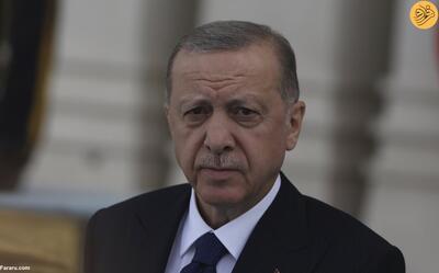 (ویدئو) اردوغان برای تمیز کردن بینی خود همراهانش را منتظر گذاشت