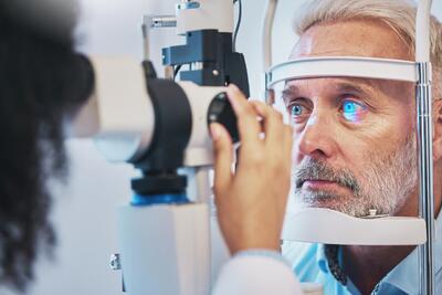 برای تقویت چشم چه بخوریم ؟ | ویتامین‌هایی که برای سلامت چشم مفید هستند