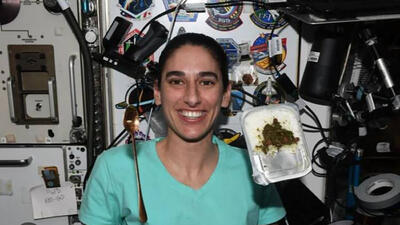 یاسمین مقبلی در فضا قرمه سبزی خورد! + عکس