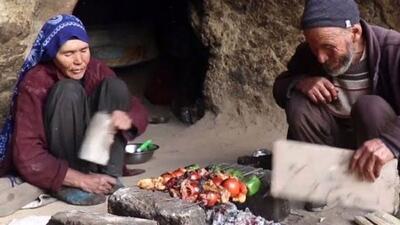 فیلم/ پخت نان ساجی و کباب مرغ به سبک باستانی توسط یک بانوی عشایر افغان