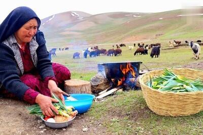 پخت متفاوت چلو مرغ با سبزی کوهی توسط یک بانوی عشایر افغان (فیلم)