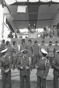 عکس/ اولین رئیس جمهور ایران در محاصره نیروهای نظامی