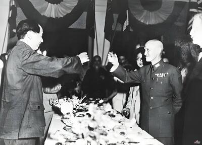 عکس/ دو مرد قدرت ساز چین؛ مائو و کای شک بر سر یک میز
