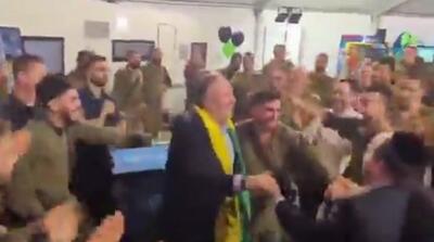 ویدیو / رقص مایک پمپئو و رئیس سیا با سربازان اسرائیلی در نزدیکی مرز غزه