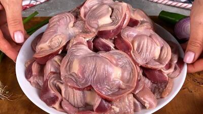 (ویدئو) پخت یک غذای ارزان و ساده با یک کیلو سنگدان مرغ