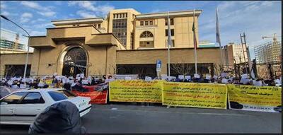 اعتراض متقاضیان خرید خودروهای بهمن موتور در مقابل وزارت صمت