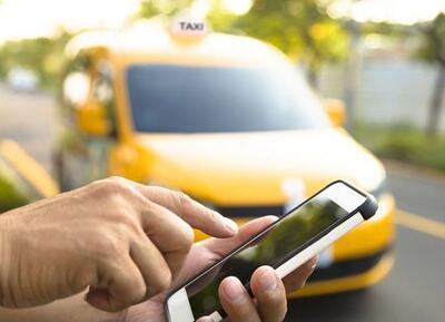 تشویق رانندگان تاکسی برای بیشترین دریافت الکترونیک کرایه / ۴۰۰ راننده تاکسی نیمه مبارک شعبان لاستیک هدیه می‌گیرند