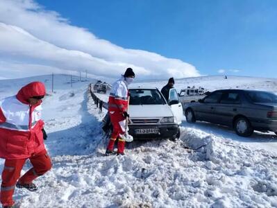 امدادرسانی به ۱۰۰ مسافر گرفتار در برف و کولاک اشنویه+ فیلم