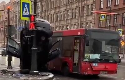 تصادف یک خودرو با اتوبوس و تیر برق (فیلم)