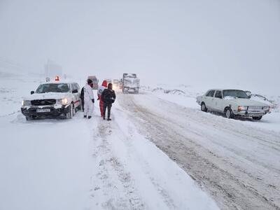 رهاسازی و کمک به خودرو‌های گرفتار در برف و کولاک کردستان