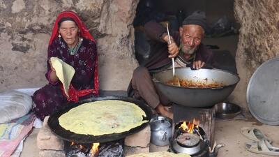 پخت نان محلی و گوجه بادمجان در ساج توسط زوج افغان (فیلم)
