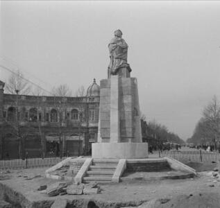 عکس / حدود هشتاد سال پیش؛ میدان حسن آباد تهران و مجسمه فردی که مقابل محمدعلی شاه کشته شد