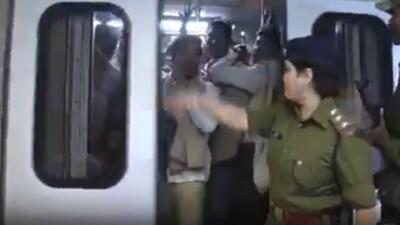 ببینید / هند؛ کتک زدن مردان در مترو توسط پلیس زن به دلیل حضور در واگن بانوان