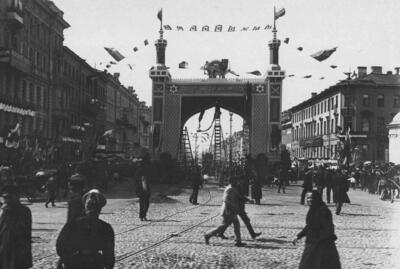 عکس / طاقی که به افتخار ورود مظفرالدین‌شاه در جریان سفر او به سن پترزبورگ در سال ۱۹۰۰ برپا شده بود