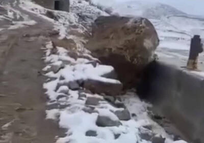 فیلم/سقوط عجیب سنگ بزرگ در روستای دهبکر مهاباد