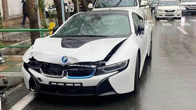 ببینید / خسارت شدید BMW i8 در تصادف با خودروی MVM در خیابان‌های تهران!