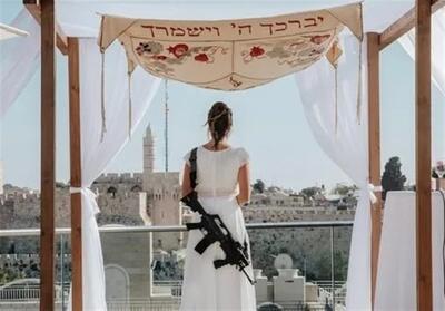 اثبات نظامی بودن جامعه صهیونیستی؛ وقتی سلاح بخشی از پوشش اسرائیلی‌ها شده + تصاویر - تسنیم