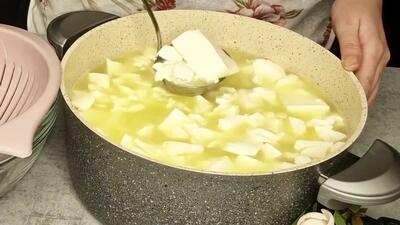 با 4 کیلو شیر و یک قاشق غذاخوری مایه پنیر در خانه یک پنیر سنتی خوشمزه درست کنید (فیلم)