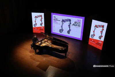 نوازنده پیانو هلندی «نیکولاس فن‌پوکه»  سرانجام به ایران آمد| جشنواره موسیقی فجر
