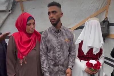 جریان زندگی در غزه ؛ ازدواج زوج فلسطینی در میان آتش | پوشش داماد با چفیه مقاومت | ببینید