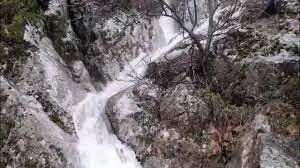 خروش آبشار در روستای قلعه جی سروآباد + فیلم